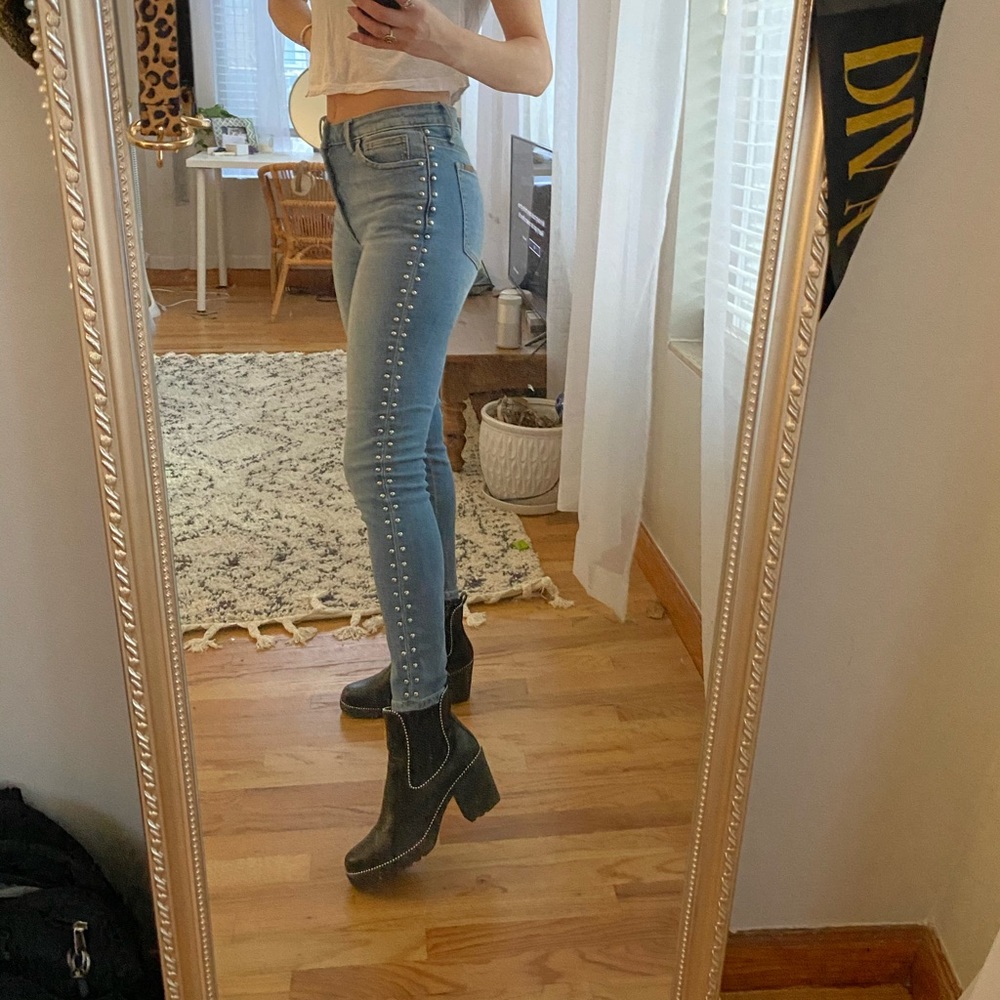 JOE’S high rise light wash studded jeans | 28